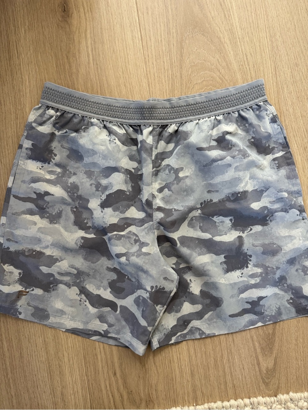 Fabletics Men’s Gray Camo Athletic Shorts Size Large